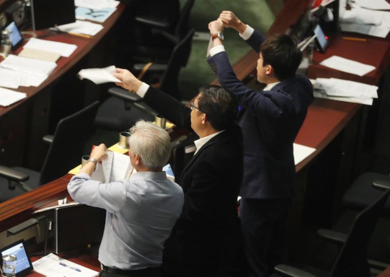 2017年12月15日,立法會在爭議聲和混亂中通過修改《議事規則》。(余俊亮攝) 2017年12月15日,立法會在爭議聲和混亂中通過修改《議事規則》。(余俊亮攝)