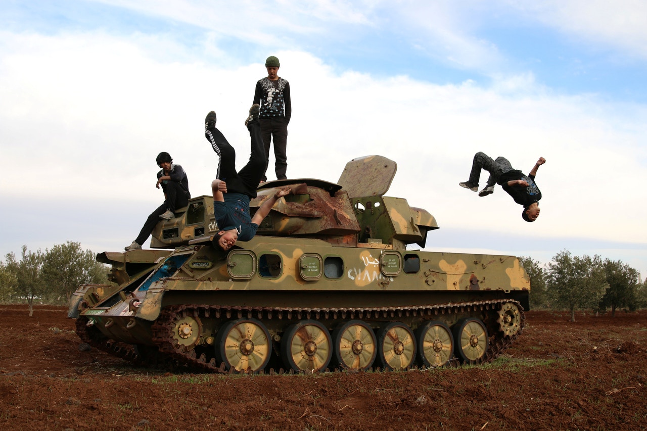 攝於2月4日。在德拉省（Deraa）的小鎮Inkhil荒野中遺留的軍事車輛成為了18歲Muhannad al-Kadiri（右）和16歲Ibrahim Eid的Parkour練習場。（Alaa Al-Faqir／路透社）