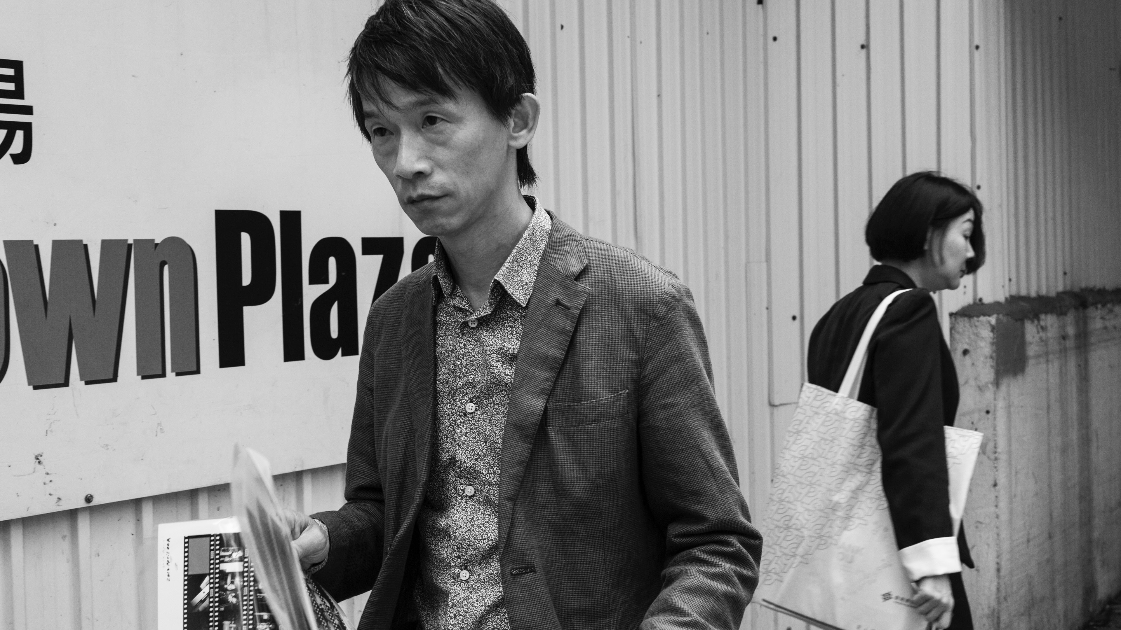 【攝影展．專訪】瞬間定格如劇照　何少忠《過路人》鬧巿拼圖