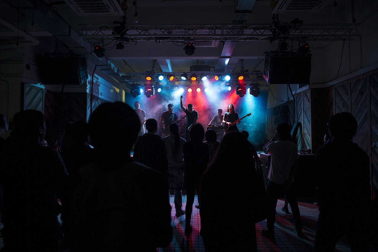 「01影像」在今年3月於 HA 拍攝薩滿樂隊（The Samans）十週年巡演的香港專場，為香港的音樂文化留下記錄。（曾梓洋攝）
