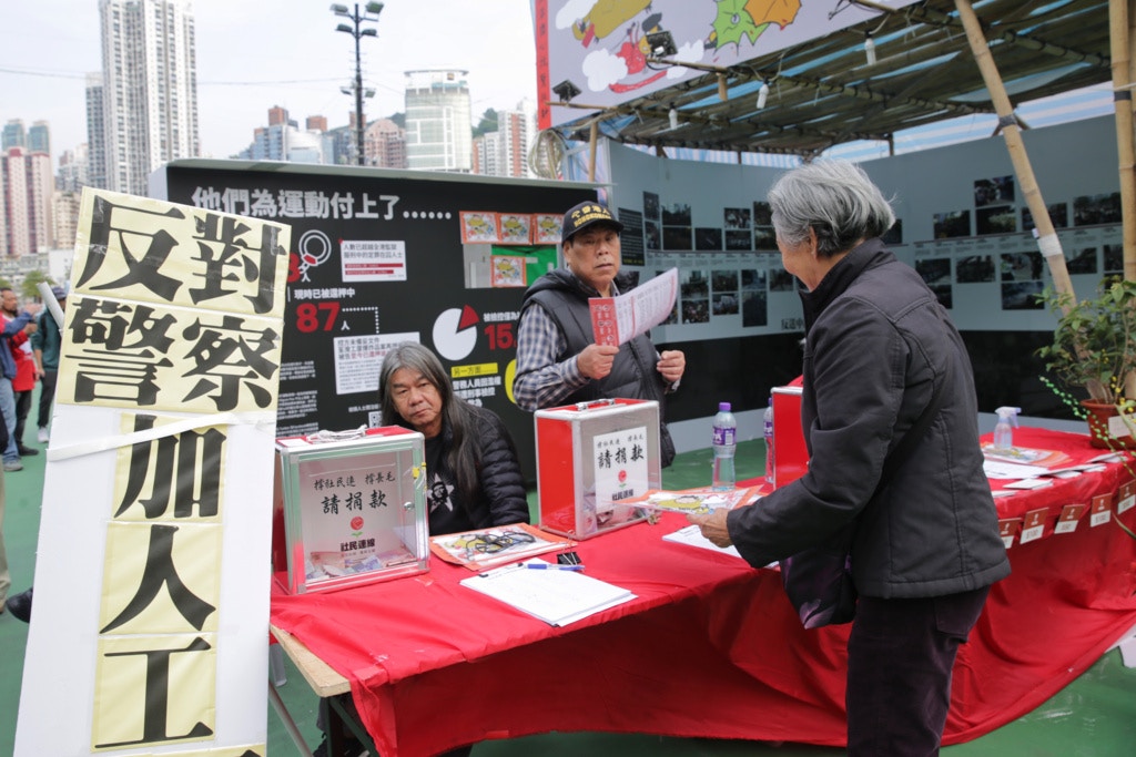 社民連今年初在維園年宵的濕貨攤檔賣花，被食環署指展示反修例有關的口號橫額。（資料圖片 / 李澤彤攝）