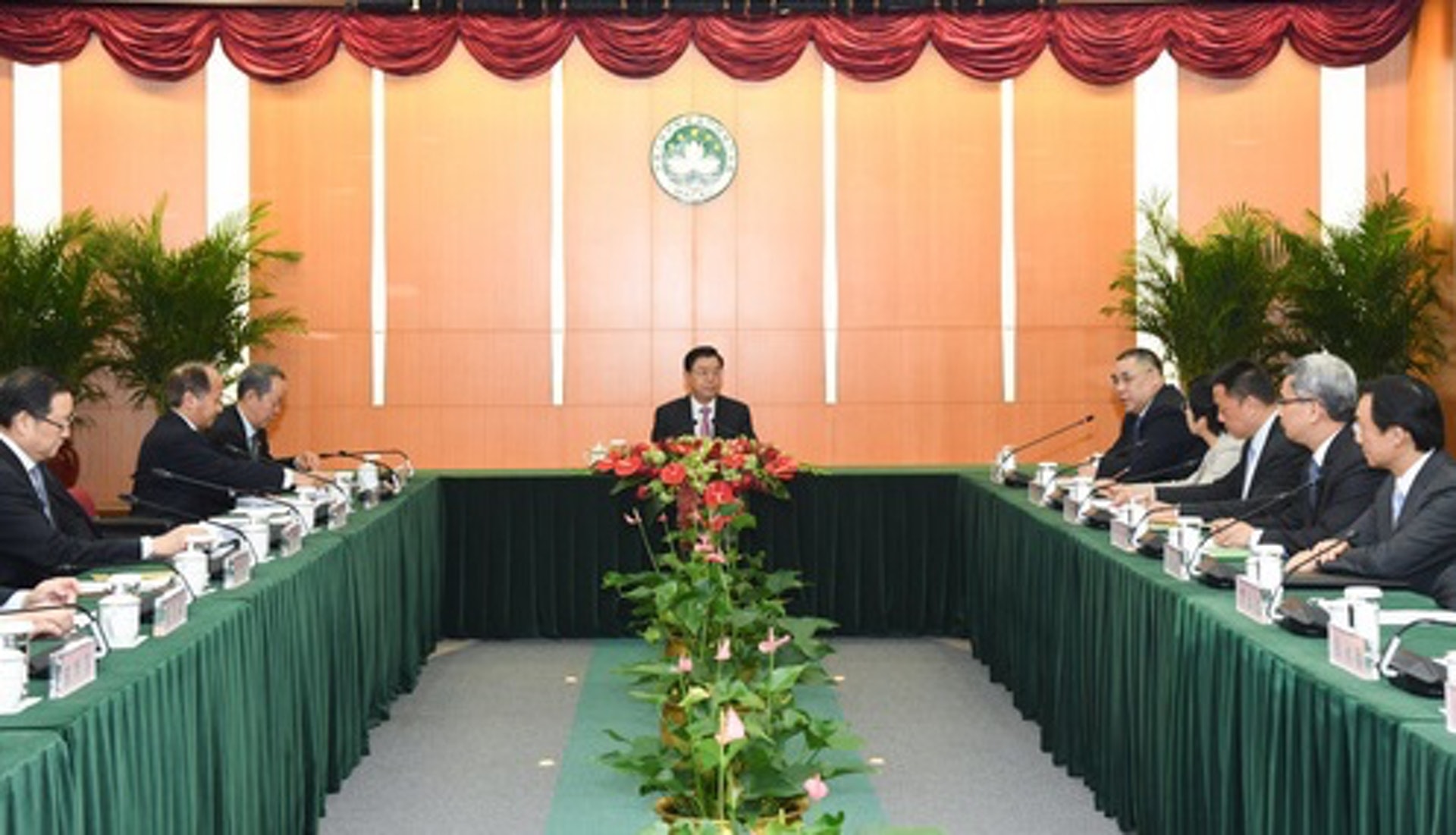 全國人大委員長張德江在澳門聽取行政長官崔世安的工作匯報。(澳門新聞網) 全國人大委員長張德江在澳門聽取行政長官崔世安的工作匯報。(澳門新聞網)