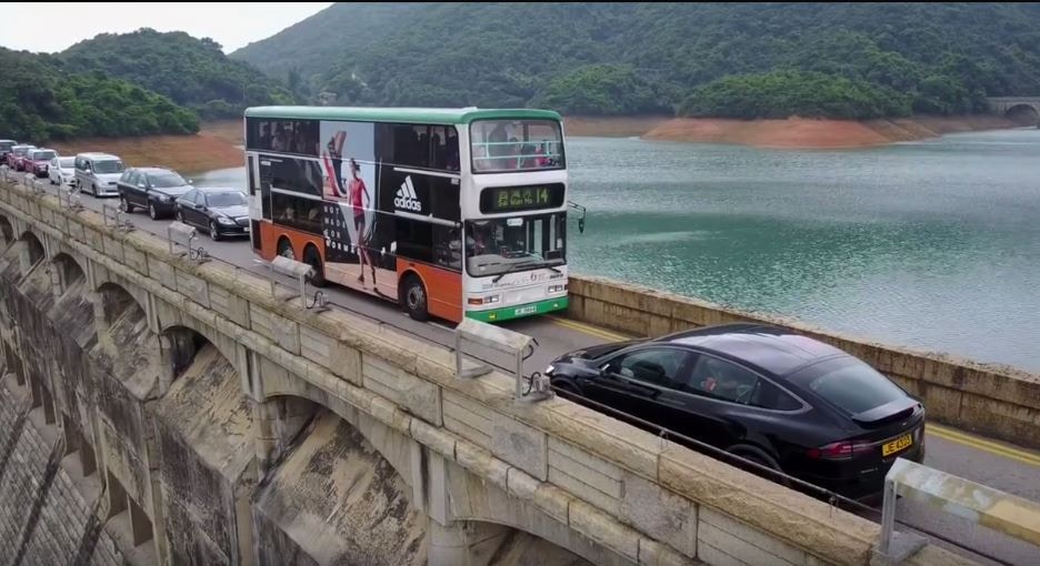 Tesla與巴士大潭道狹路相逢　擾攘多時私家車才通過的原因是……