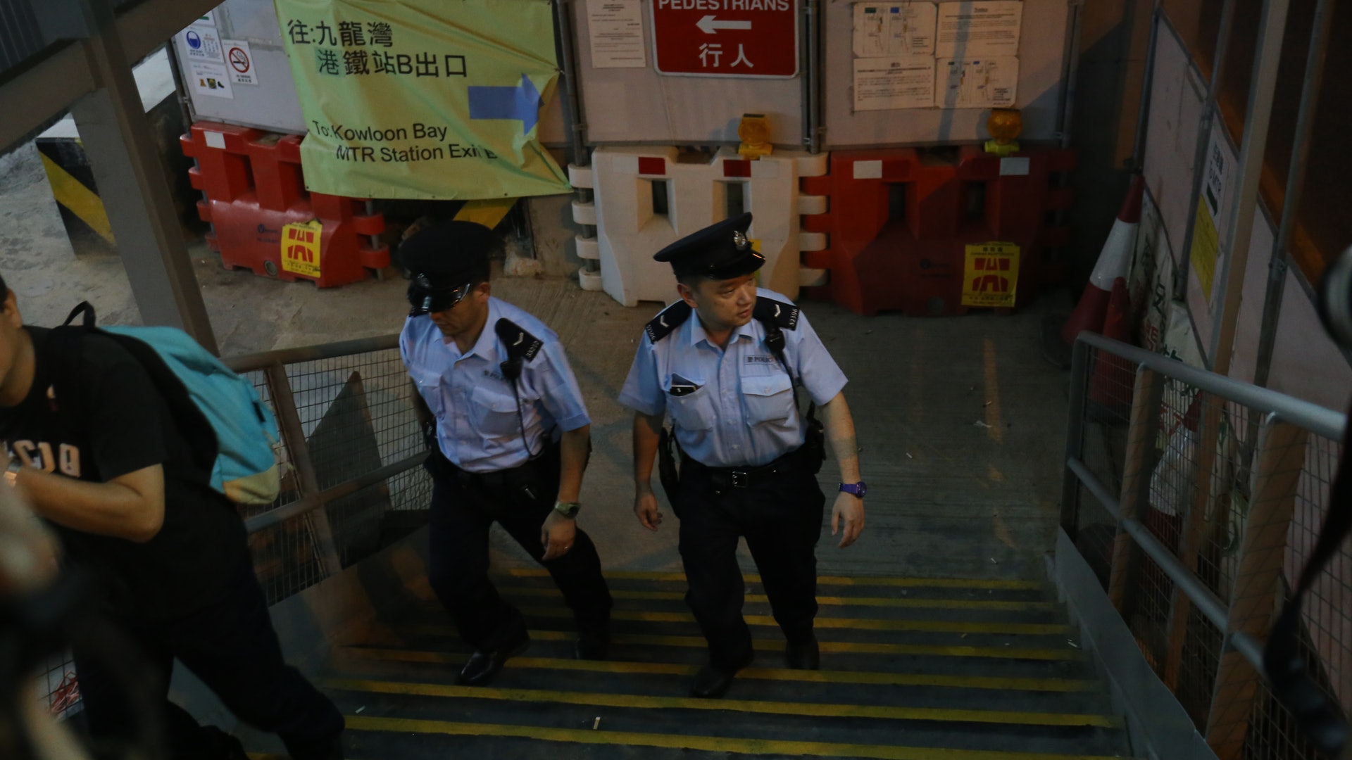 【橋底姦劫】色魔就地取電線綁女生 港鐵閉路電視拍下疑人蹤影 【橋底姦劫】色魔就地取電線綁女生 港鐵閉路電視拍下疑人蹤影