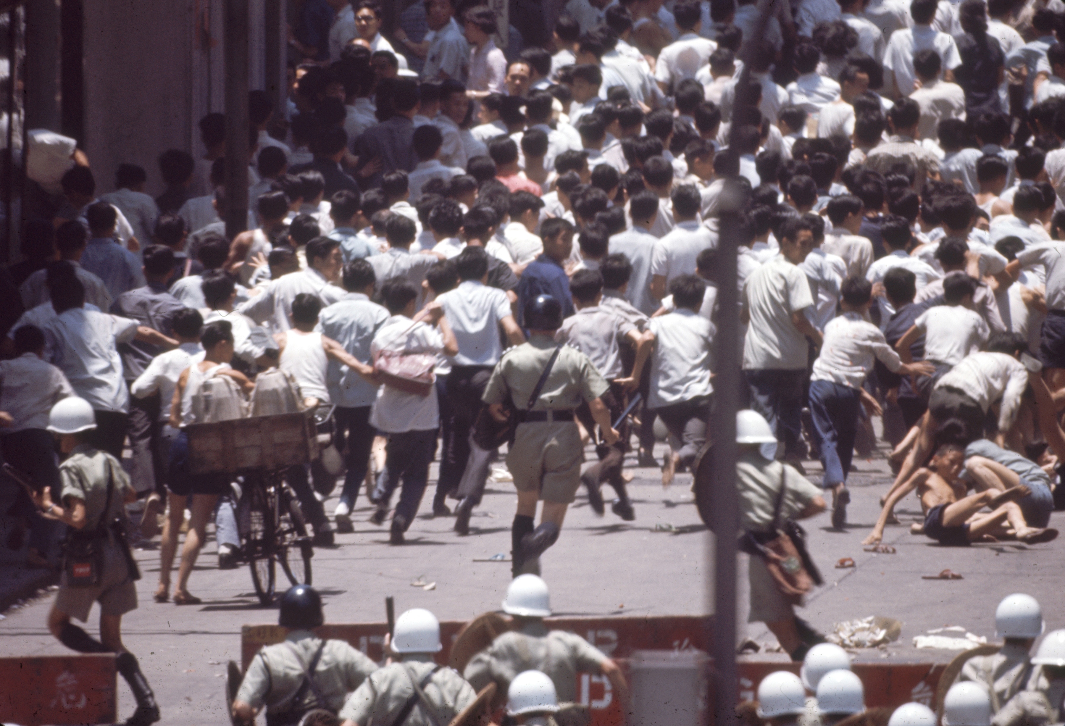 1967年5月，香港騷亂處處，圖為警察驅散聚集於南九龍裁判法院附近、以聲援受審左派工人的群眾。（Getty Images）