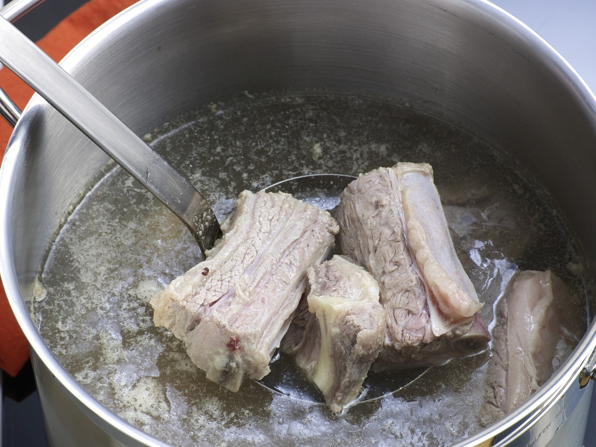 若真的需要為豬骨汆水，建議與冷水同時下鍋，這樣的汆水法稱為「跑活水」。(VCG)