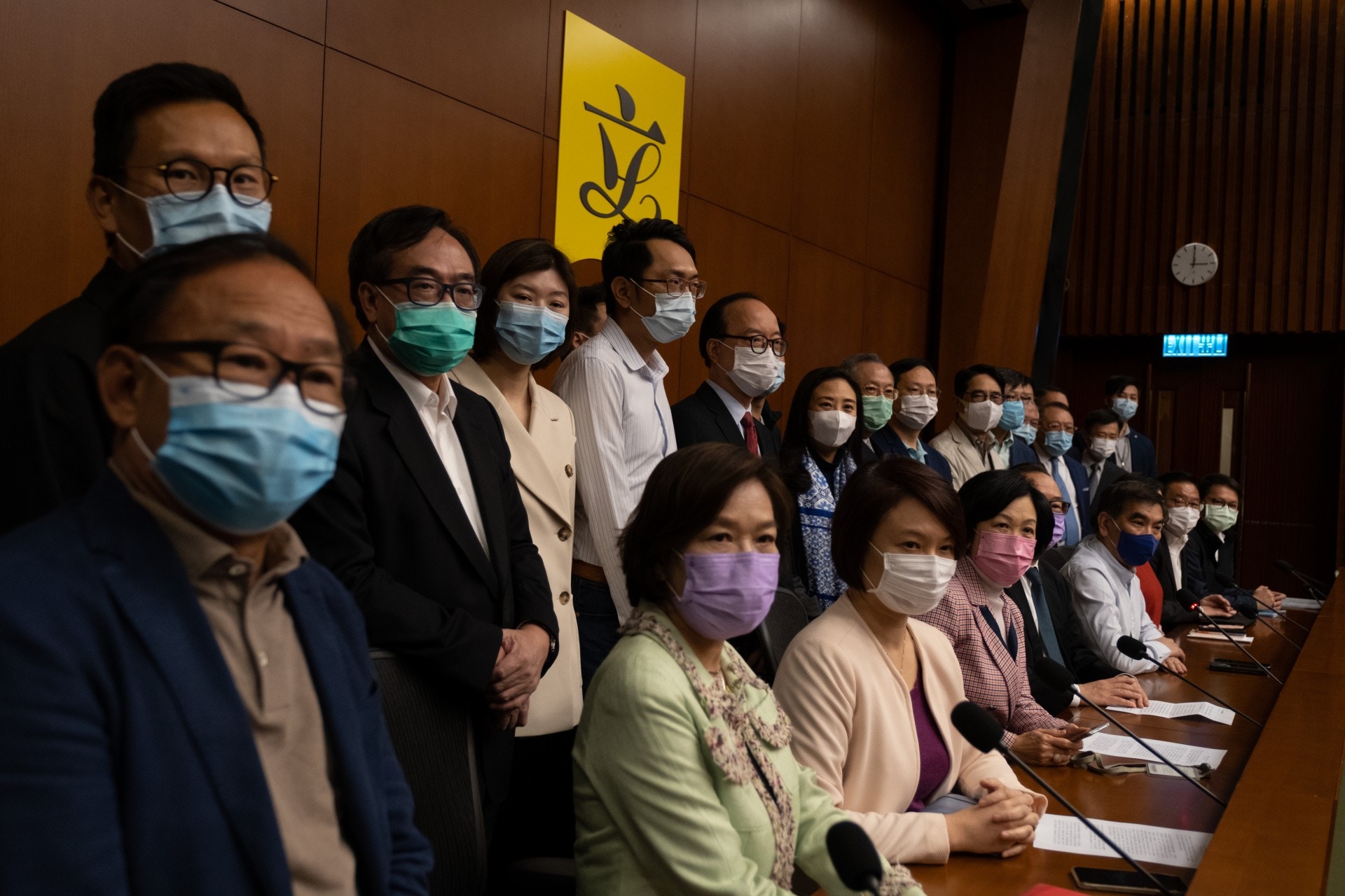 建制派全體議員召開記者會，指「反對派」在外部勢力的扶持下，「進人建制反建制」。（梁鵬威攝）