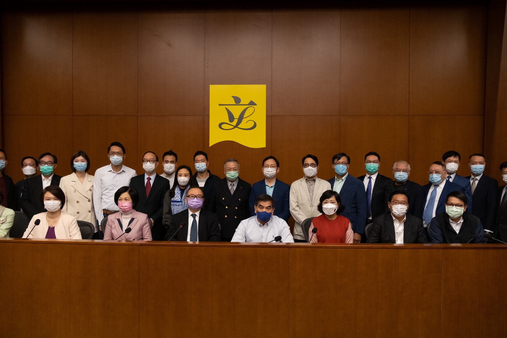建制派全體議員召開記者會，指「反對派」使過去20多年香港管治空有抱負，但寸步難行。（梁鵬威攝）