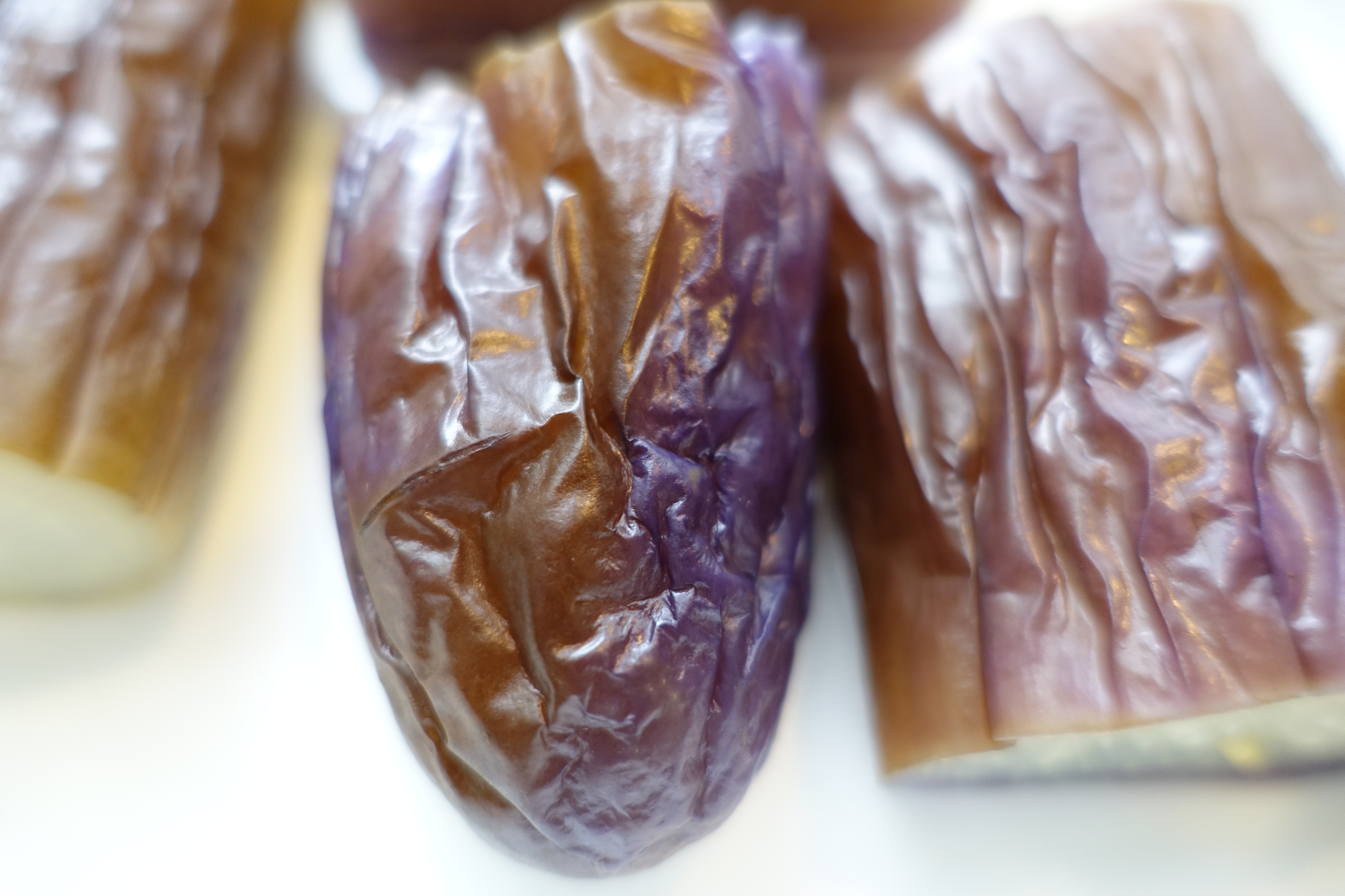 茄子皮鴛鴦色，一半浮在水面變瘀色，一半在水中仍看到原本的紫色。（鄒家鳳攝）