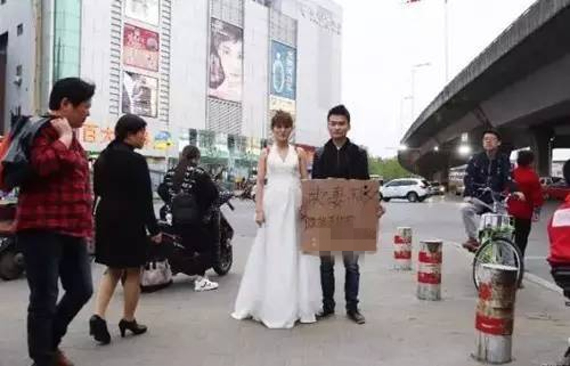 安徽男街頭舉牌「賣妻救女」,籌集女兒醫藥費。(搜狐) 安徽男街頭舉牌「賣妻救女」,籌集女兒醫藥費。(搜狐)