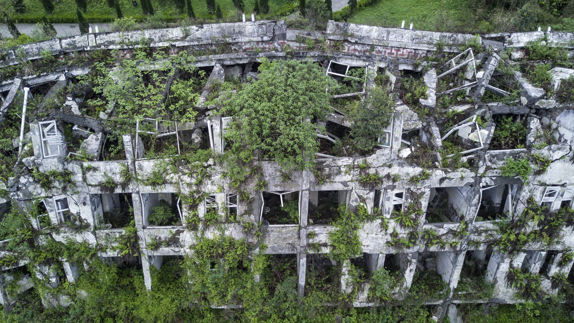【川震9年.圖輯】汶川地震遺址現狀航拍圖曝光 植被覆蓋廢墟 【川震9年.圖輯】汶川地震遺址現狀航拍圖曝光 植被覆蓋廢墟