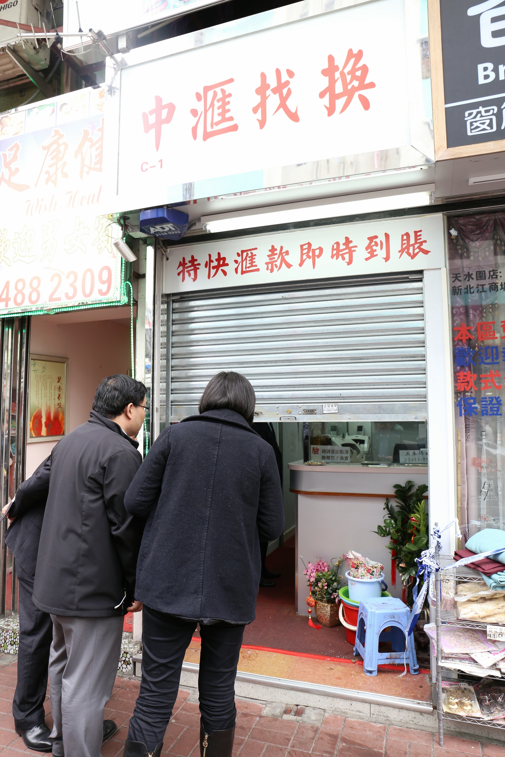 找換店劫殺案】店東遭割喉喪命兇徒留下最少14血腳印 找換店劫殺案】店東遭割喉喪命兇徒留下最少14血腳印