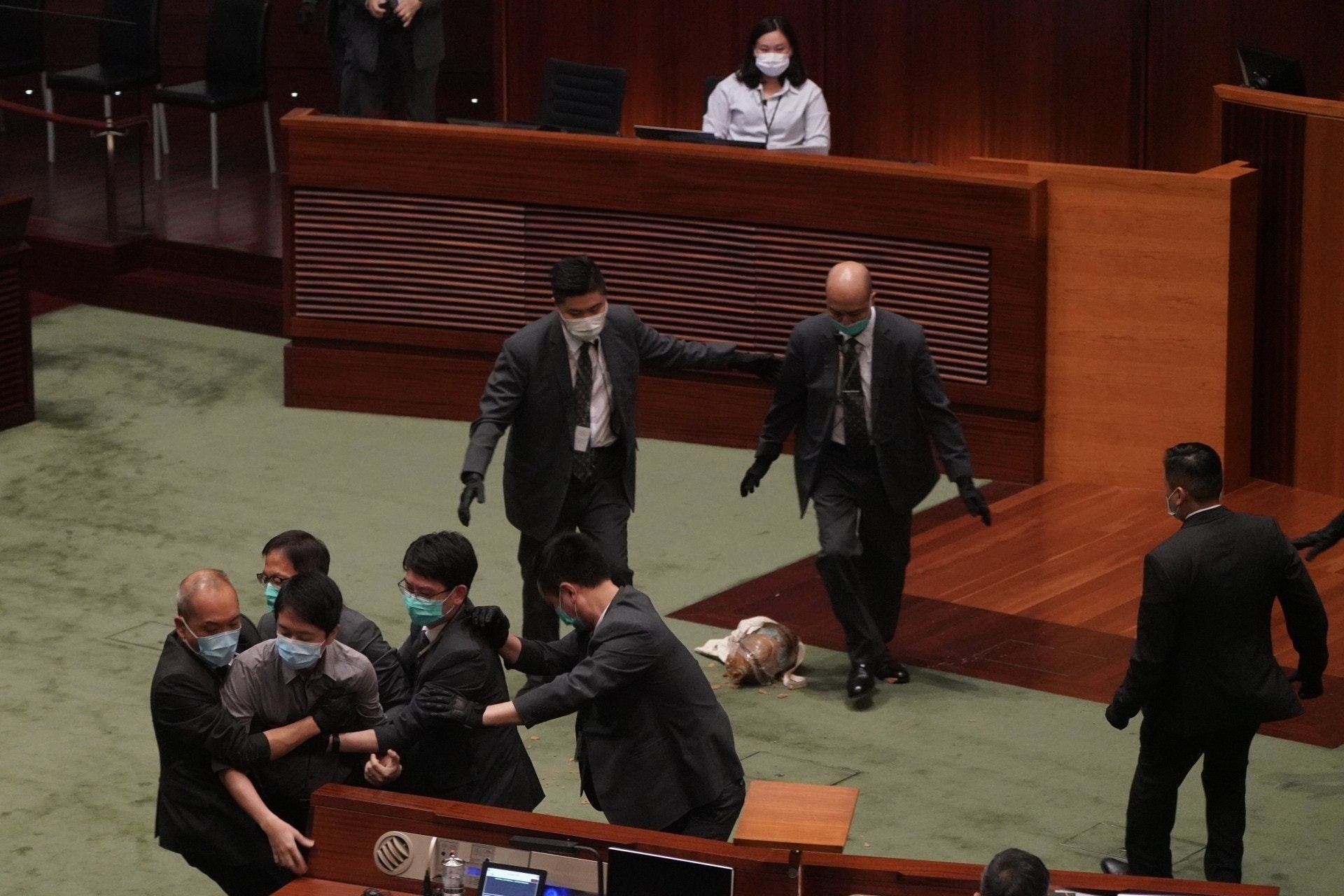 朱凱廸、許智峯及陳志全清晨先後被捕　涉立法會「臭水事件」