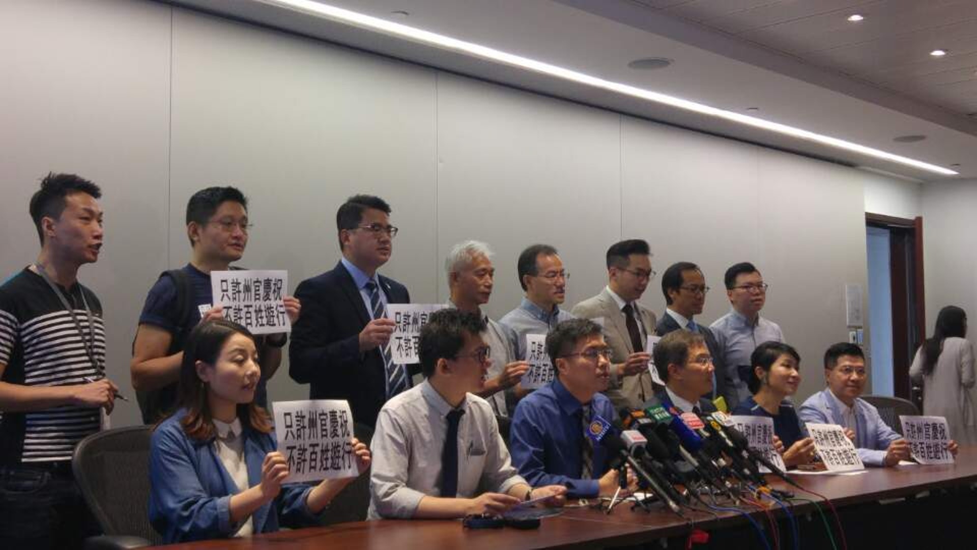 民陣召集人區諾軒聯同多名民主派議員,反駁康文署拒租場舉行七一遊行。(金芷靈攝) 民陣召集人區諾軒聯同多名民主派議員,反駁康文署拒租場舉行七一遊行。(金芷靈攝)