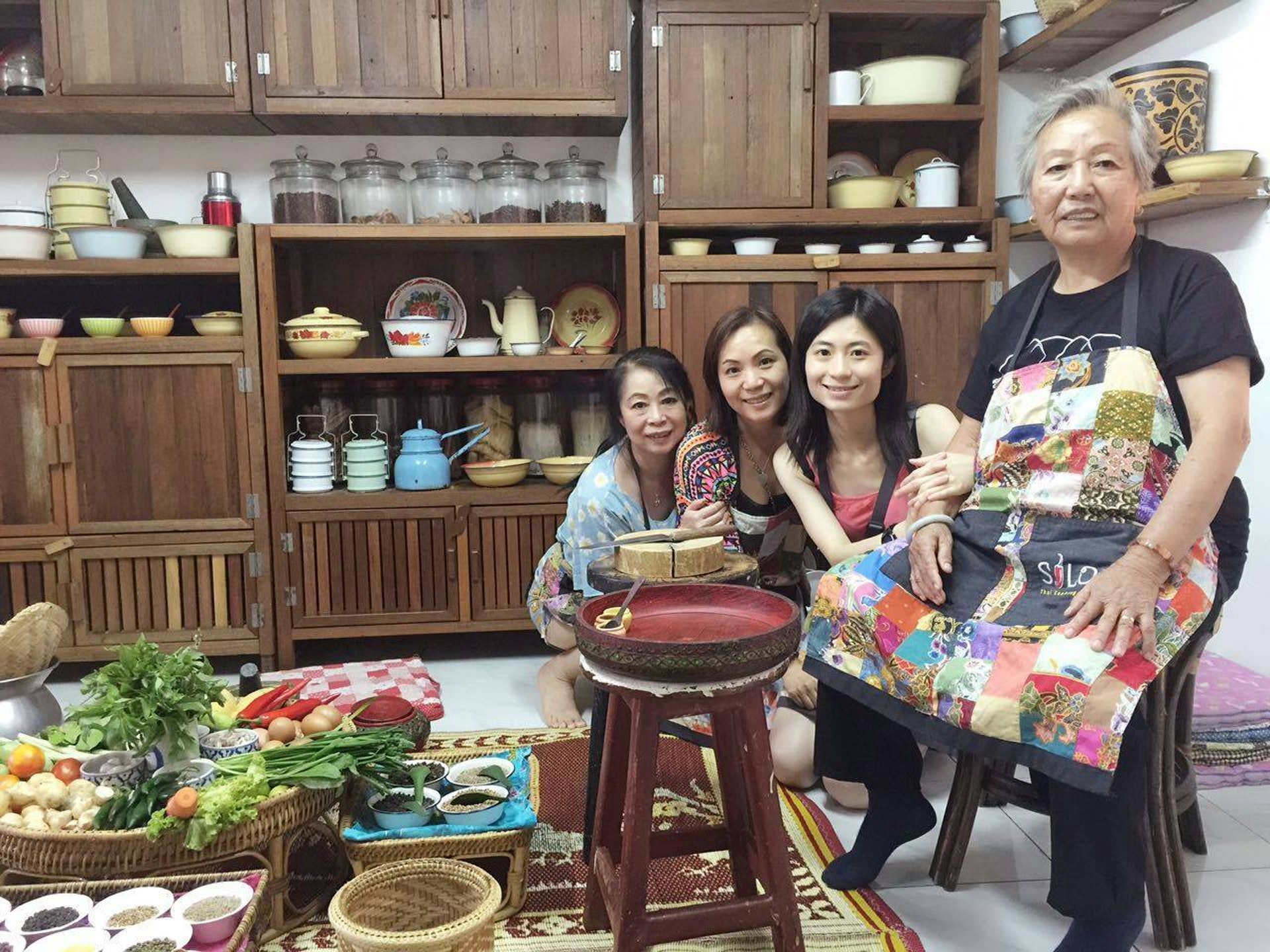 胡恩(右二)帶領三位老人家同遊泰國。 胡恩(右二)帶領三位老人家同遊泰國。