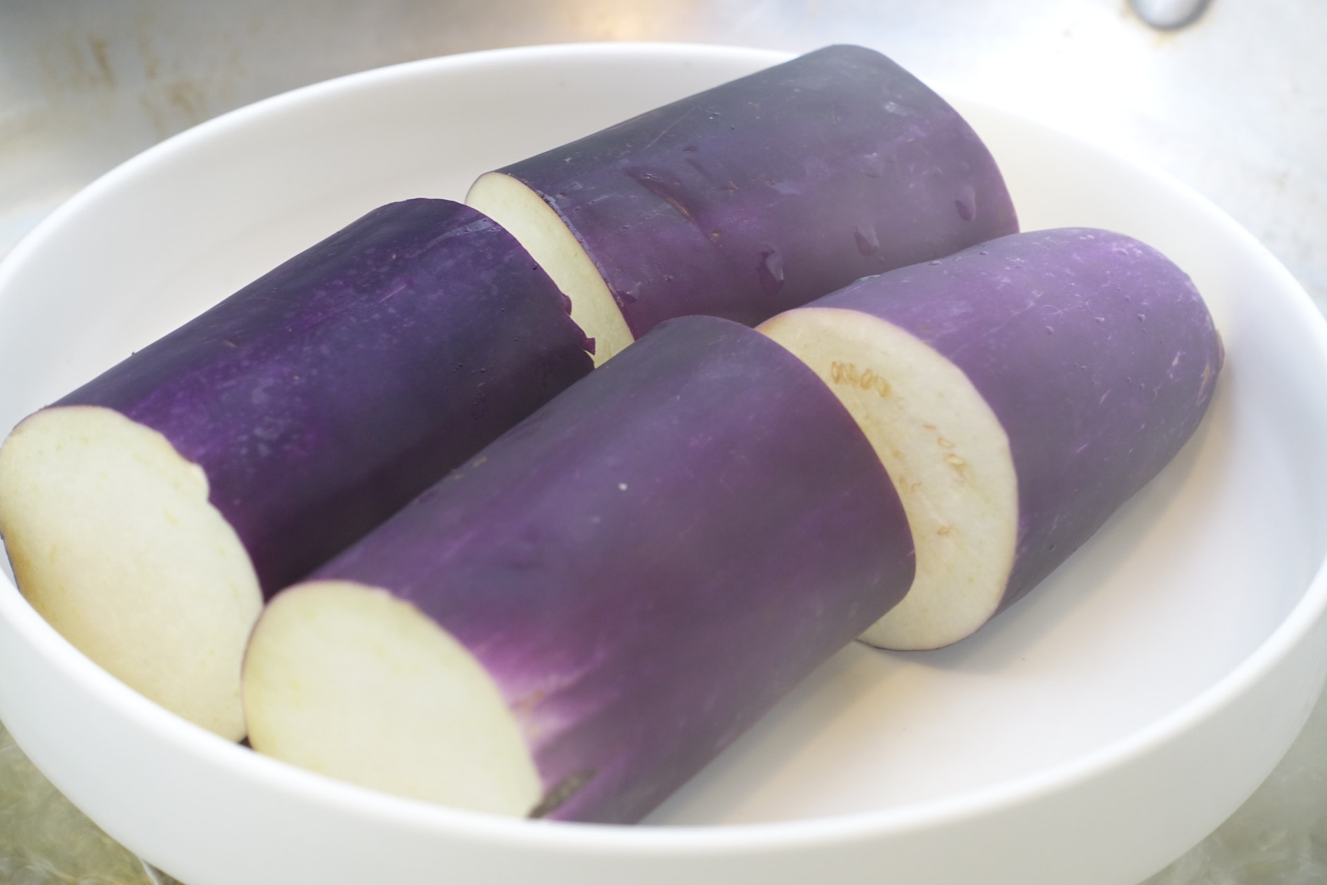 浸過鹽水的茄子皮保持鮮明的紫色，代表花青素流失較少。（鄒家鳳攝）