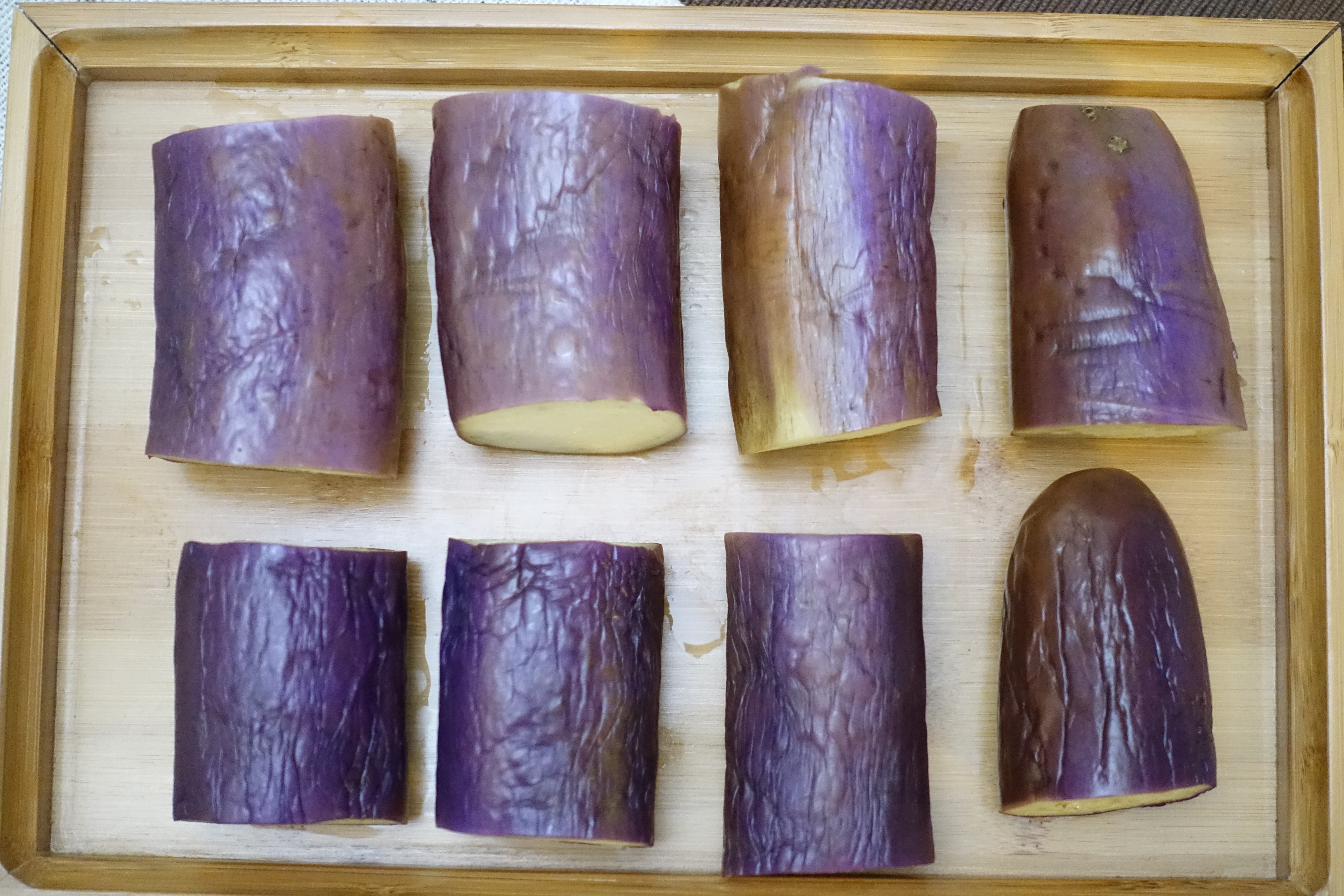 沒以鹽水浸（上）比用了鹽水浸的茄子皮暗淡了。（鄒家鳳攝）