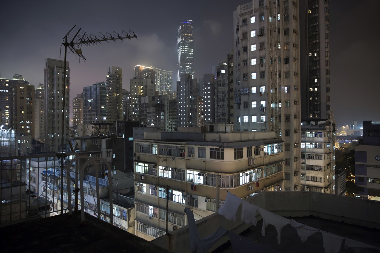 香港樓價高企得難以負擔，據今年1月由美國顧問公司Demographia公佈的調查結果，香港連續第7年成為全球最難負擔城市的第一位。圖為油尖旺區的夜景。（Kin Cheung/美聯社）