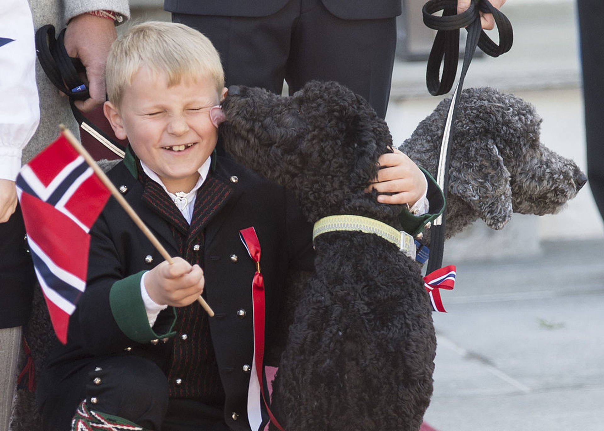 斯維爾王子「做最真實自己」。斯維爾喜歡小動物,在官方活動中都忍不住和狗狗玩。