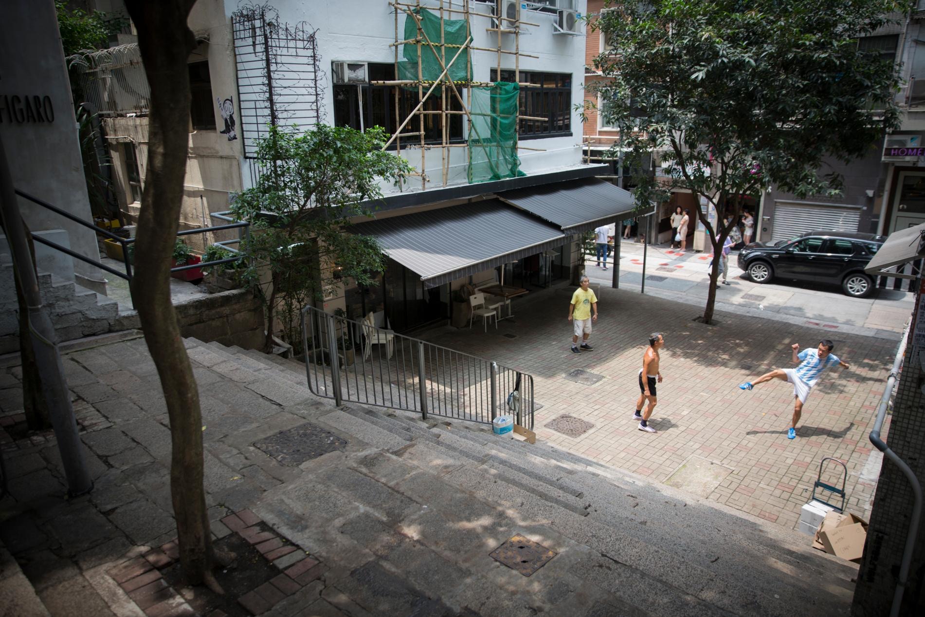 樓梯與馬路之間的平地上，可以很好用。有街坊就在這踢毽子。（龔嘉盛攝）