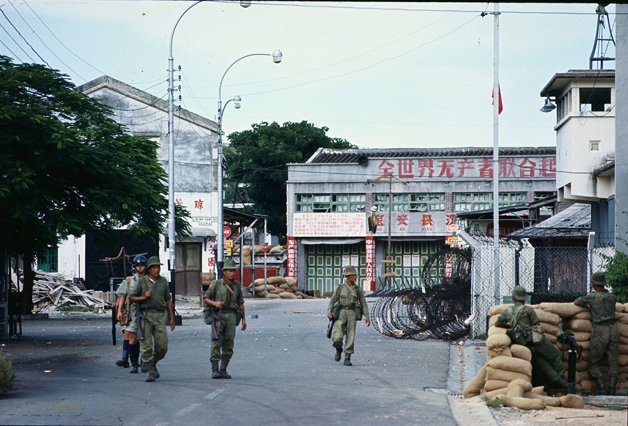 1967年7月8日，沙頭角爆發槍戰，5名香港警察和1名內地民兵死亡，英軍和啹喀兵當日下午到場支援。圖為槍戰翌日，啹喀兵在中港邊界荷槍實彈戒備，英界內有沙包和鐵絲網，華界的建築物印有文革標語。（Getty Images）