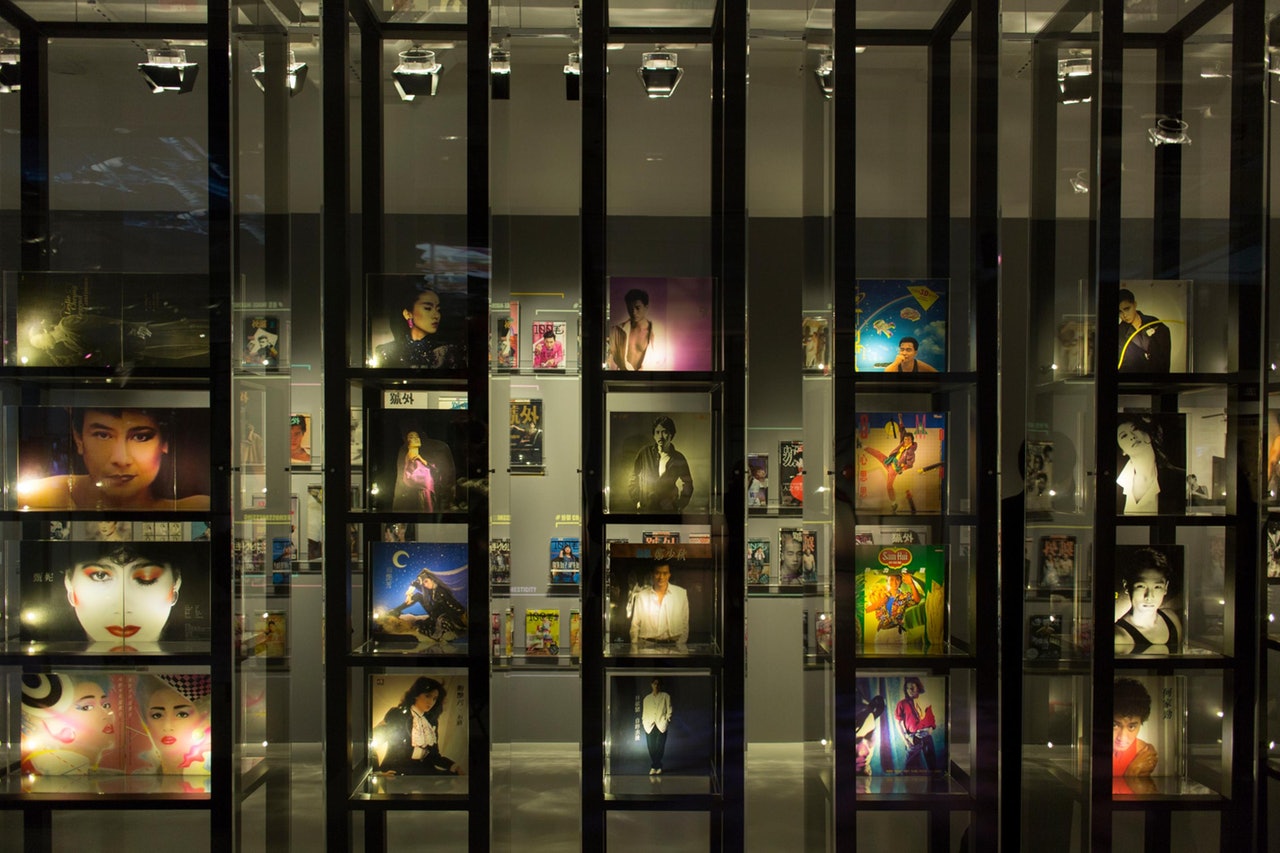 「曖昧」展覽展出多位時代巨星的唱片封套,以多變打扮與性感造型演繹流動性別。(江智騫攝) 「曖昧」展覽展出多位時代巨星的唱片封套,以多變打扮與性感造型演繹流動性別。(江智騫攝)