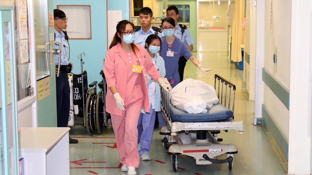 【日出康城倫常案】遺書稱財困 港燈退休工程師勒死妻直墮泳池亡 【日出康城倫常案】遺書稱財困 港燈退休工程師勒死妻直墮泳池亡