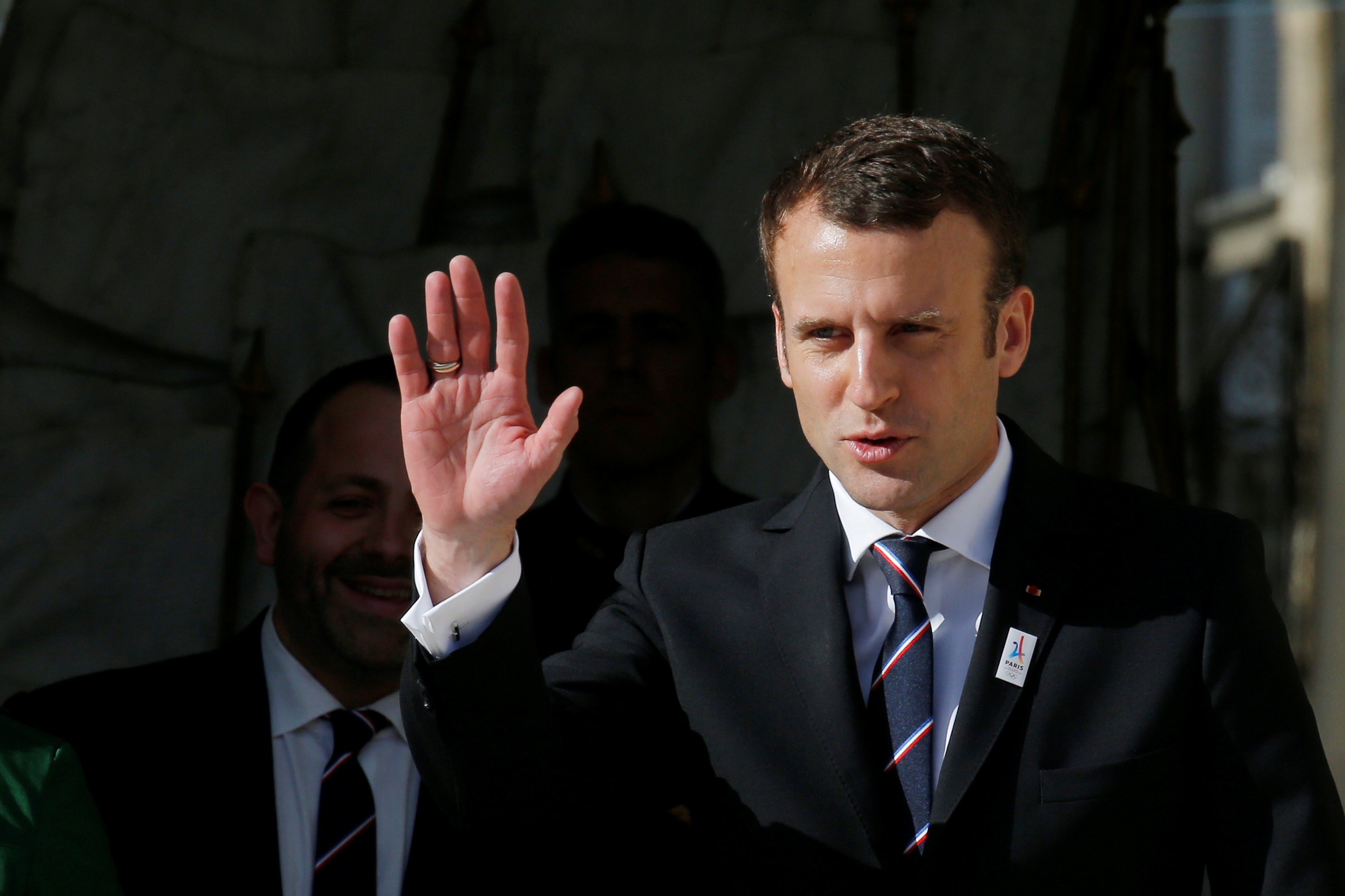 法國總統馬克龍（Emmanuel Macron）公布新政府內閣名單，22人成員中男女比例剛好一半，亦有左、中、右不同政黨政客以及政治素人入閣。（路透社）
