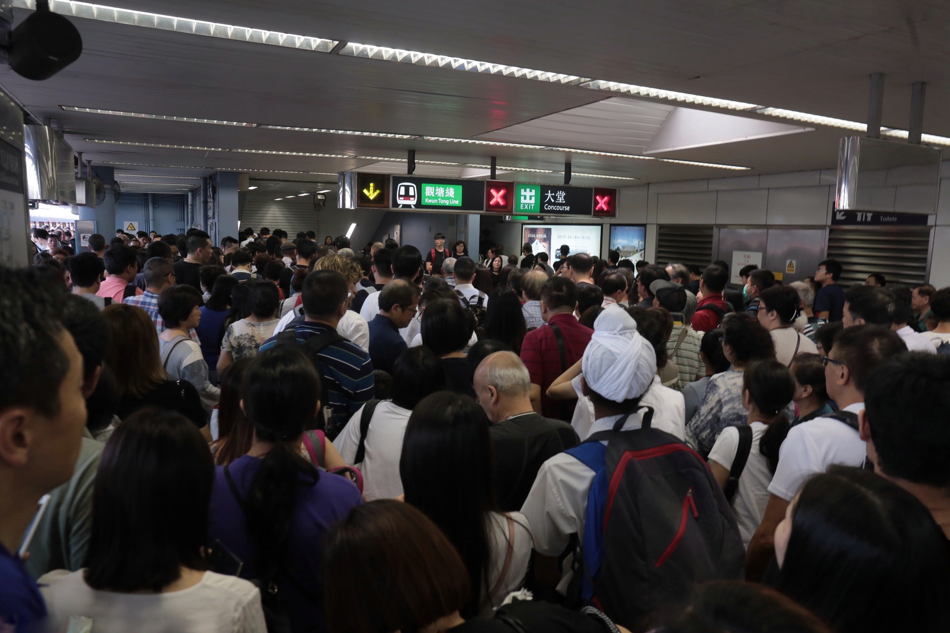 港鐵九龍塘站內人頭湧湧。(梁銘康攝) 港鐵九龍塘站內人頭湧湧。(梁銘康攝)