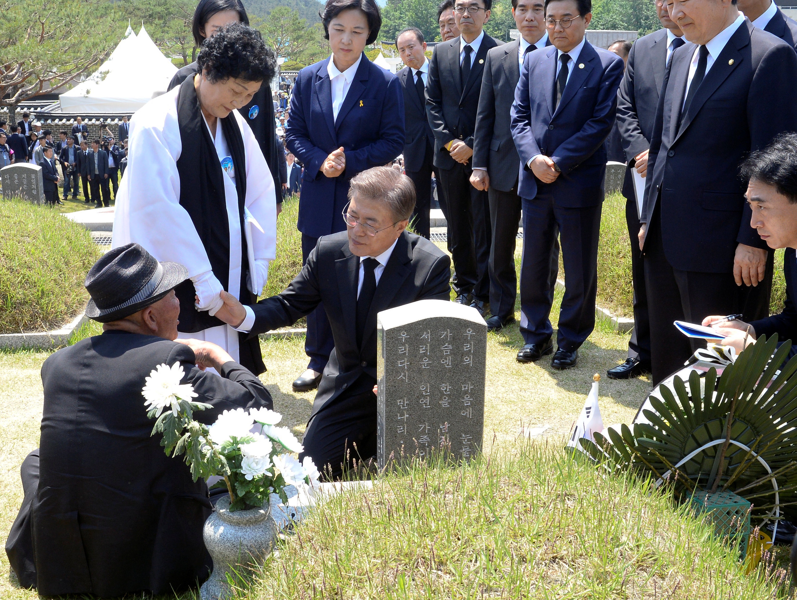 韓國總統文在寅出席光州民主運動紀念活動時，慰問死難者家屬。（路透社）