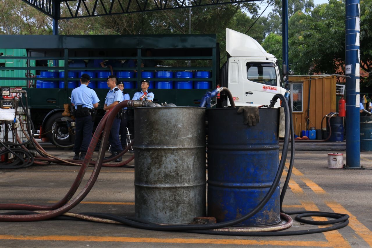 新界黑幫非法油站被搗 油管埋地底24小時營業4車齊入油 香港01 社會新聞