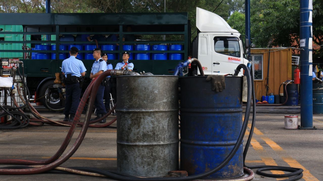 新界黑幫非法油站被搗 油管埋地底24小時營業4車齊入油 香港01 社會新聞 新界黑幫非法油站被搗 油管埋地底24小時營業4車齊入油 香港01 社會新聞