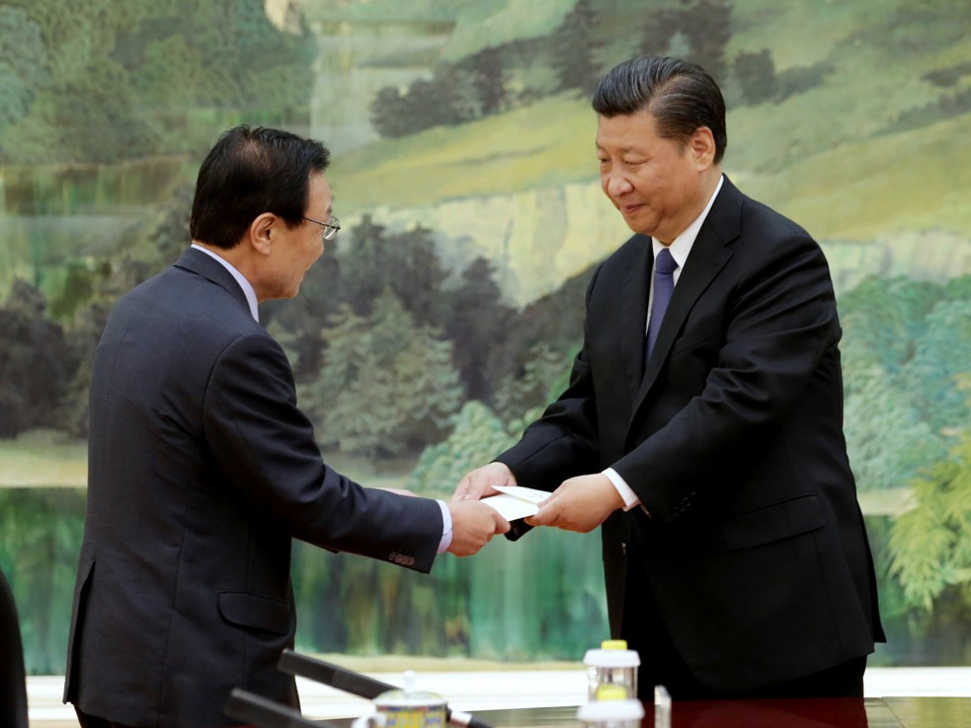 習近平(右)會見韓國總統特使李海瓚(左),並接過文在寅的親筆信。(路透社) 習近平(右)會見韓國總統特使李海瓚(左),並接過文在寅的親筆信。(路透社)