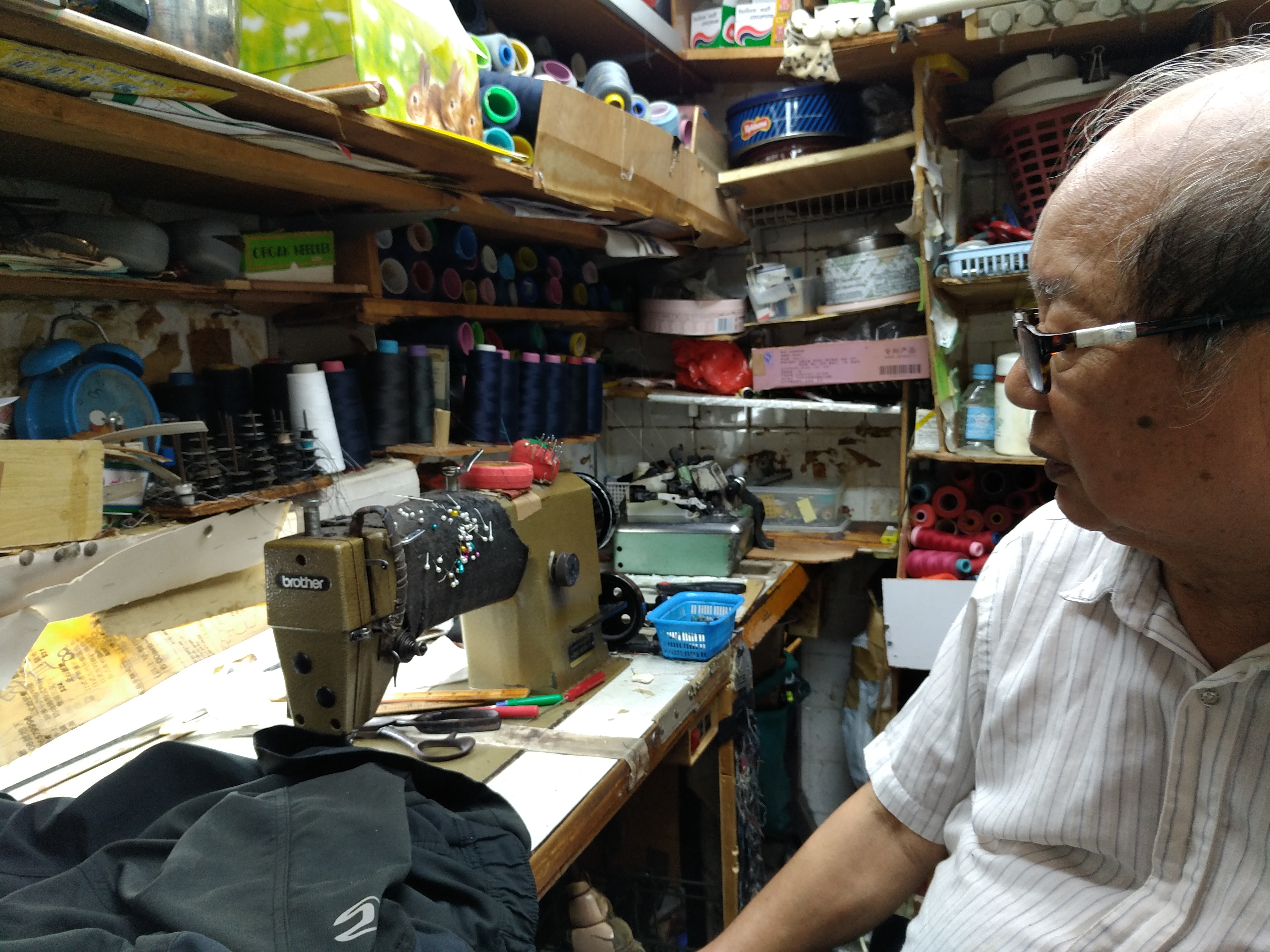 75歲的曾伯除修補破衣物外，也自行修補斷掉的眼鏡框。（曾向銓攝）