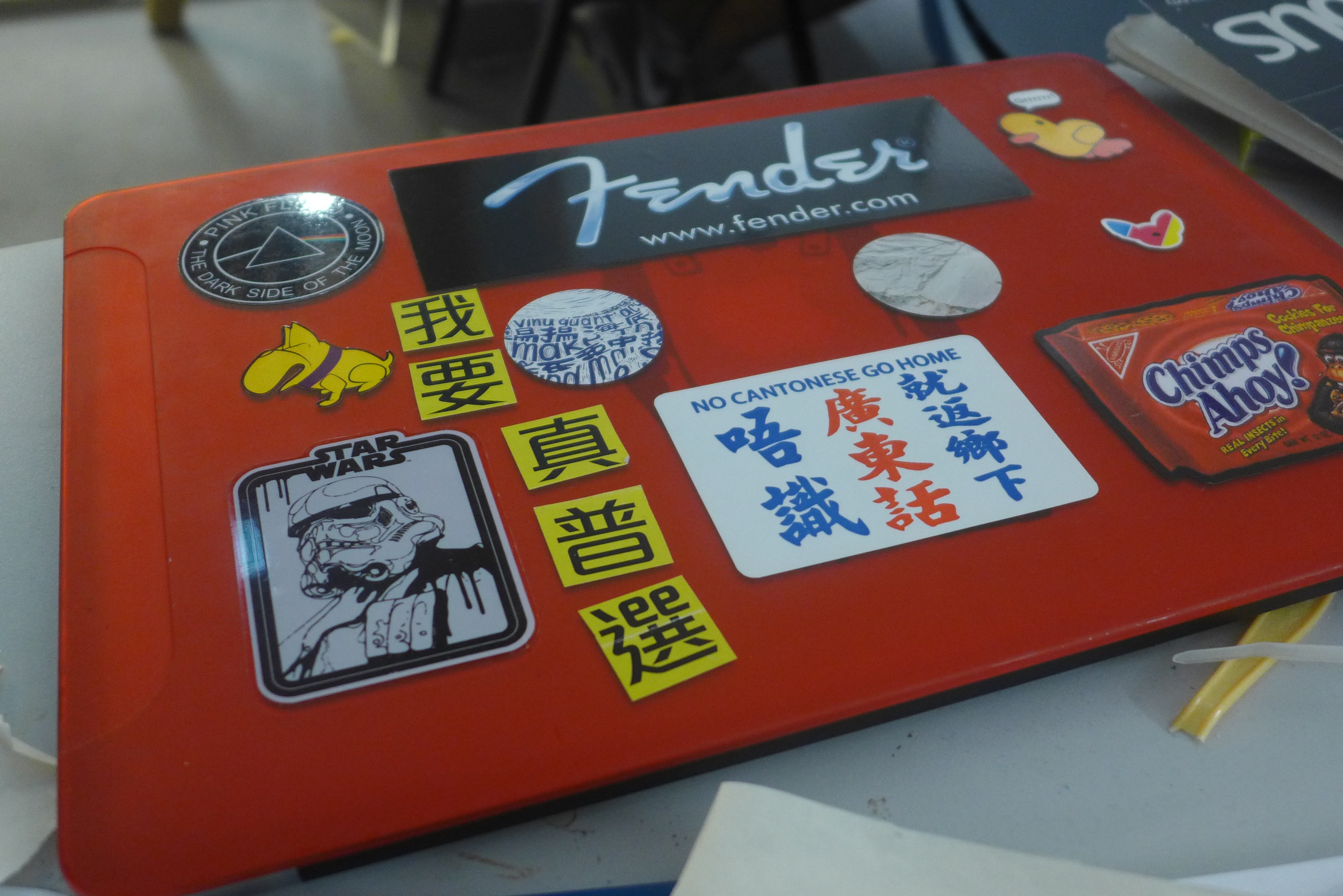 彭慆的電腦貼上的「我要真普選」，是他第一次投身的社會運動，最影響深遠的口號。他覺得，運動後期直到現在，香港不但沒有實現到這個目標，反而離此愈來愈遠。（陳銘智攝）