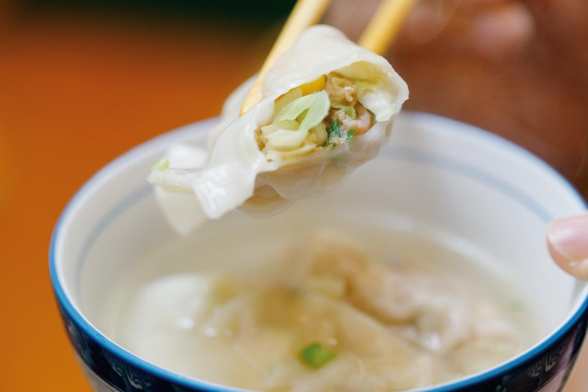 餃子皮薄不破的話,一咬開便可嘗到湯汁。(資料圖片) 餃子皮薄不破的話,一咬開便可嘗到湯汁。(資料圖片)