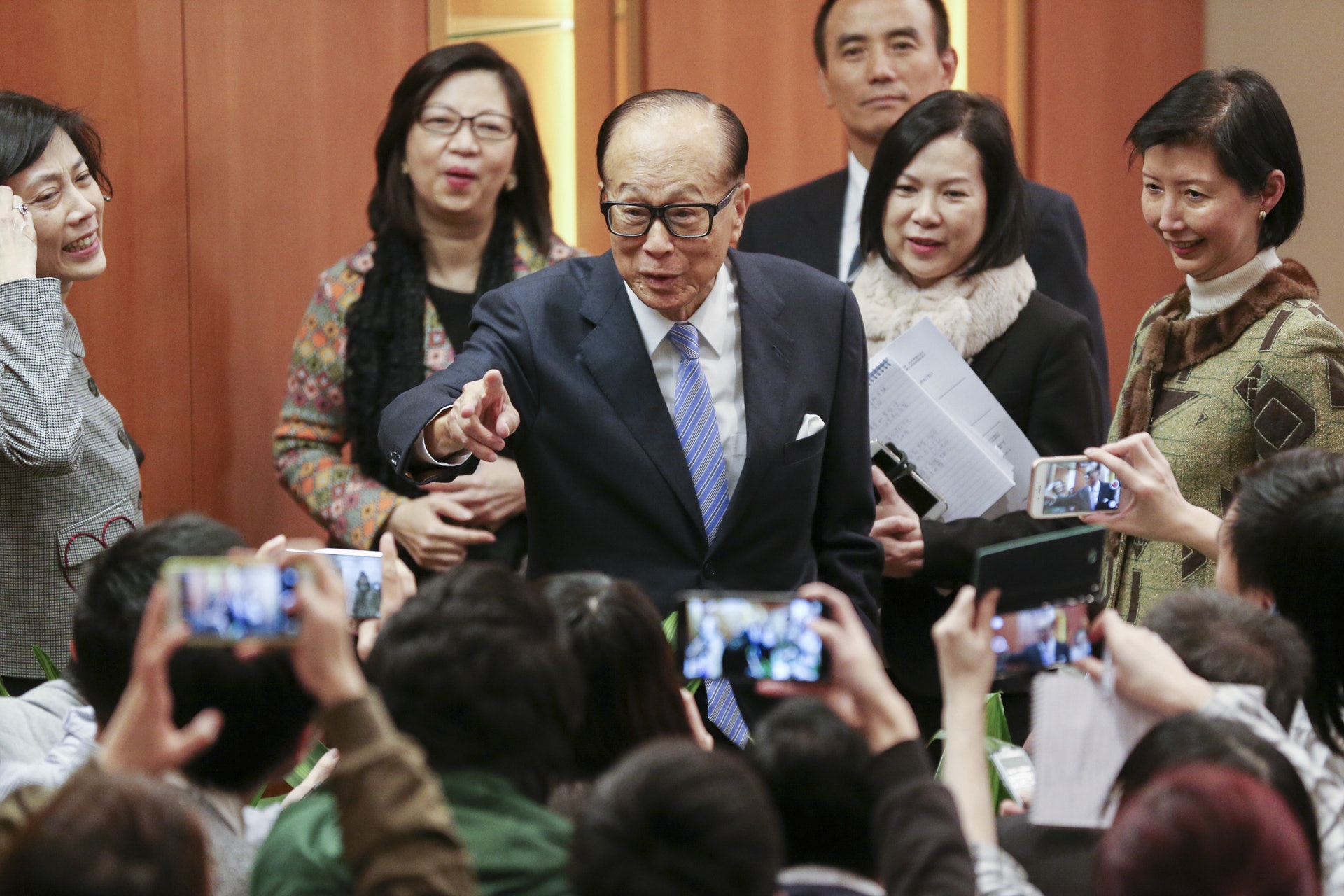 李嘉誠表示,年青人若買樓自住,任何時候買都無問題,但不宜炒樓。﹙黃永俊攝﹚ 李嘉誠表示,年青人若買樓自住,任何時候買都無問題,但不宜炒樓。﹙黃永俊攝﹚