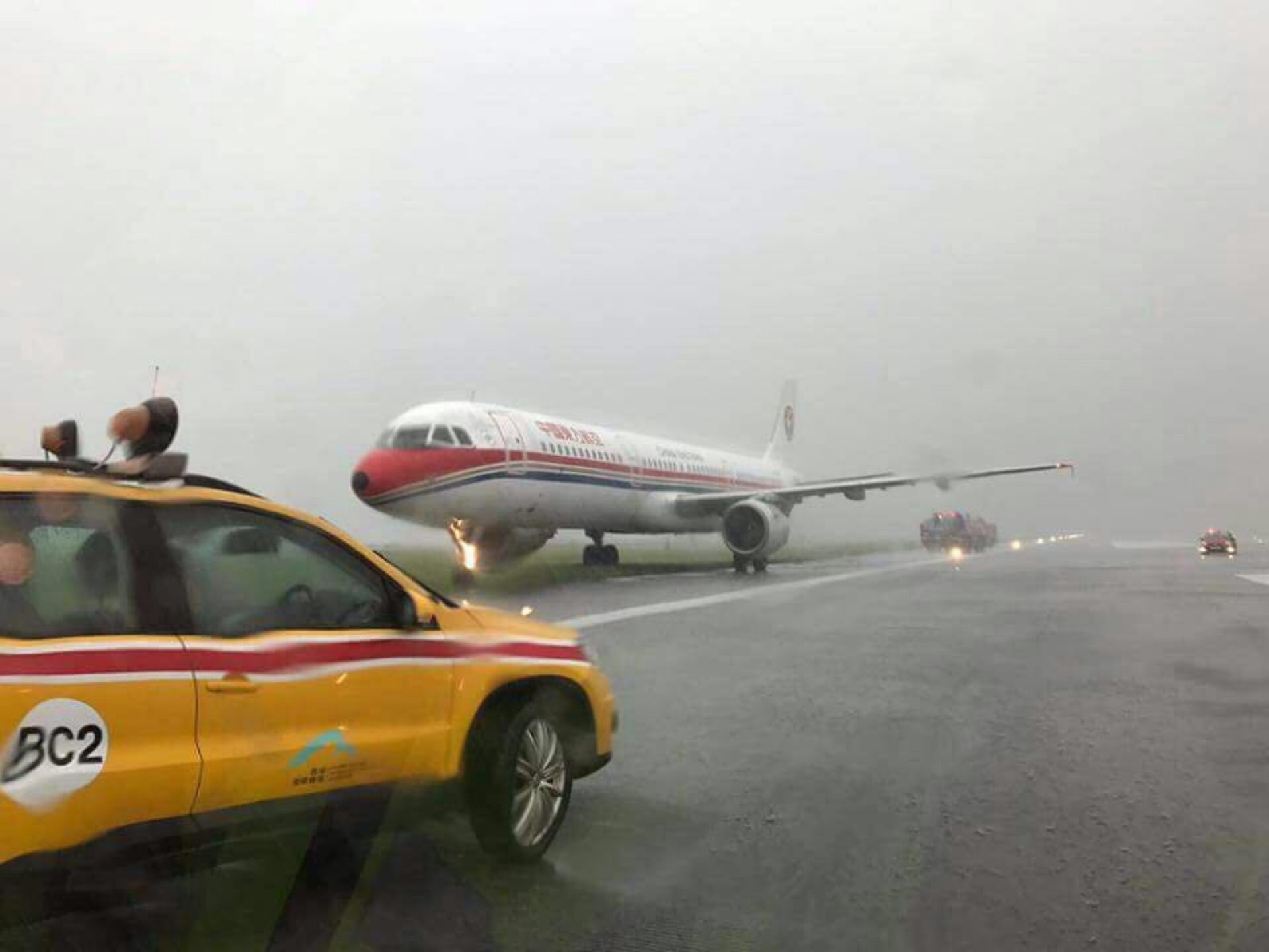 有網民拍得一架中國東方航空客機降落時滑出跑道。 (Parris Ho小心駕駛 討論別人駕駛態度圖片) 有網民拍得一架中國東方航空客機降落時滑出跑道。 (Parris Ho小心駕駛 討論別人駕駛態度圖片)