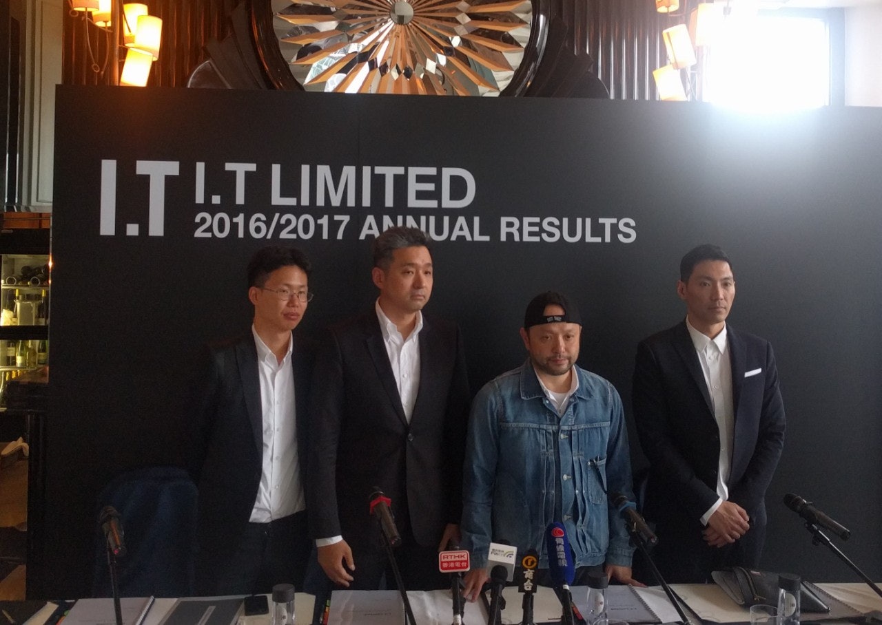 I.T全年核心盈利增長14.6%至3.15億元;右二為公司主席沈嘉偉。(馬健彰攝) I.T全年核心盈利增長14.6%至3.15億元;右二為公司主席沈嘉偉。(馬健彰攝)