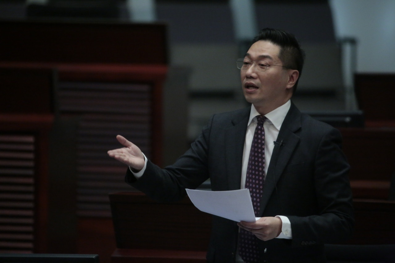 邵家輝自爆曾向妻子表示，民主派議員劉小麗、陳淑莊「其實都幾靚」，結果妻子「黑晒面」。（鍾偉德攝）