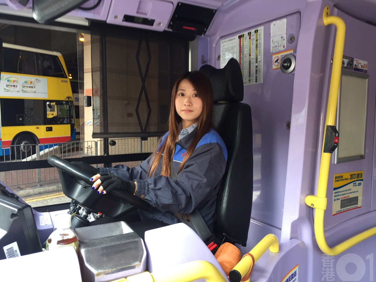 азиатки в общественном транспорте. японцы в общественном транспорте. азиатки в общественном транспорте. азиатские девушки в общественном транспорте. японские девушки в автобусе.