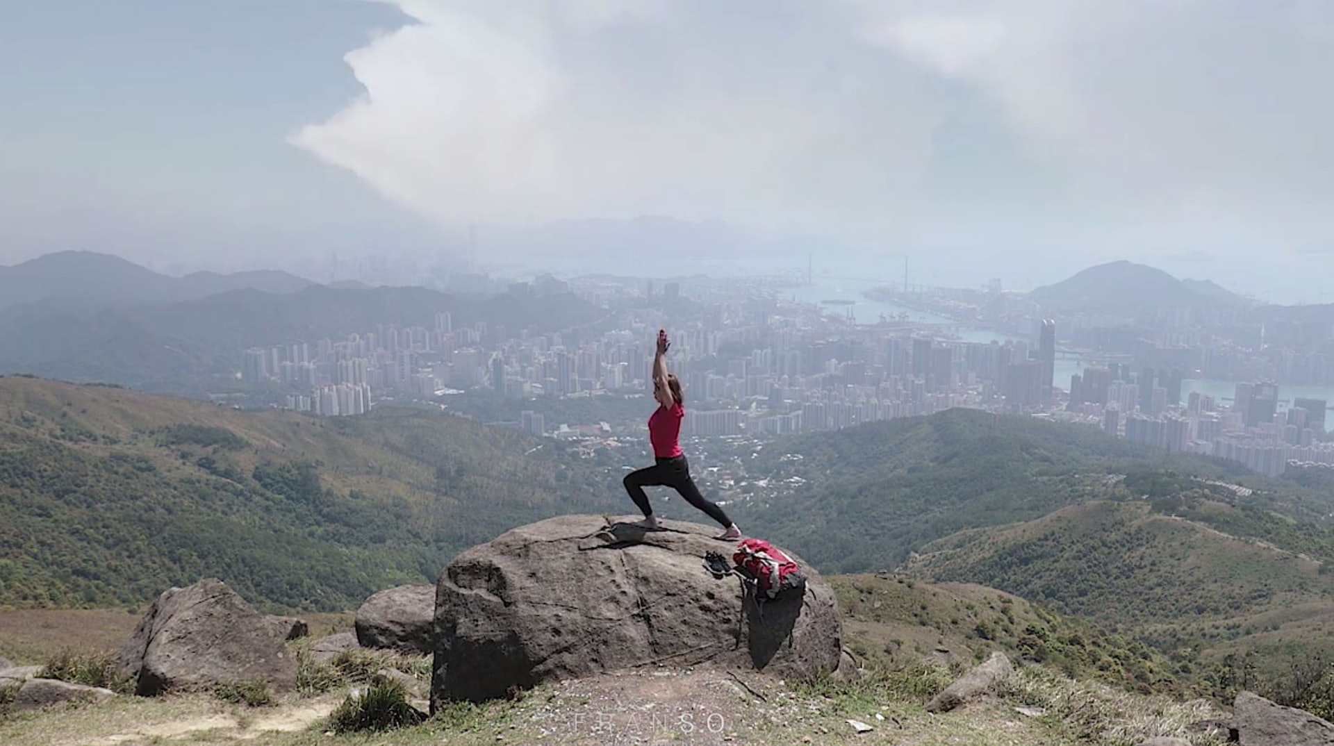 女主角在大帽山上做瑜伽。(Franso短片截圖) 女主角在大帽山上做瑜伽。(Franso短片截圖)