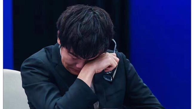 柯潔戰AlphaGo壓力下疑流淚「緊張是庸人自擾,要感受圍棋快樂」 柯潔戰AlphaGo壓力下疑流淚「緊張是庸人自擾,要感受圍棋快樂」
