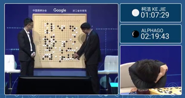 柯潔曾經在直播中離席，並在棋盤前摘下眼鏡，表情痛苦。（直播畫面）