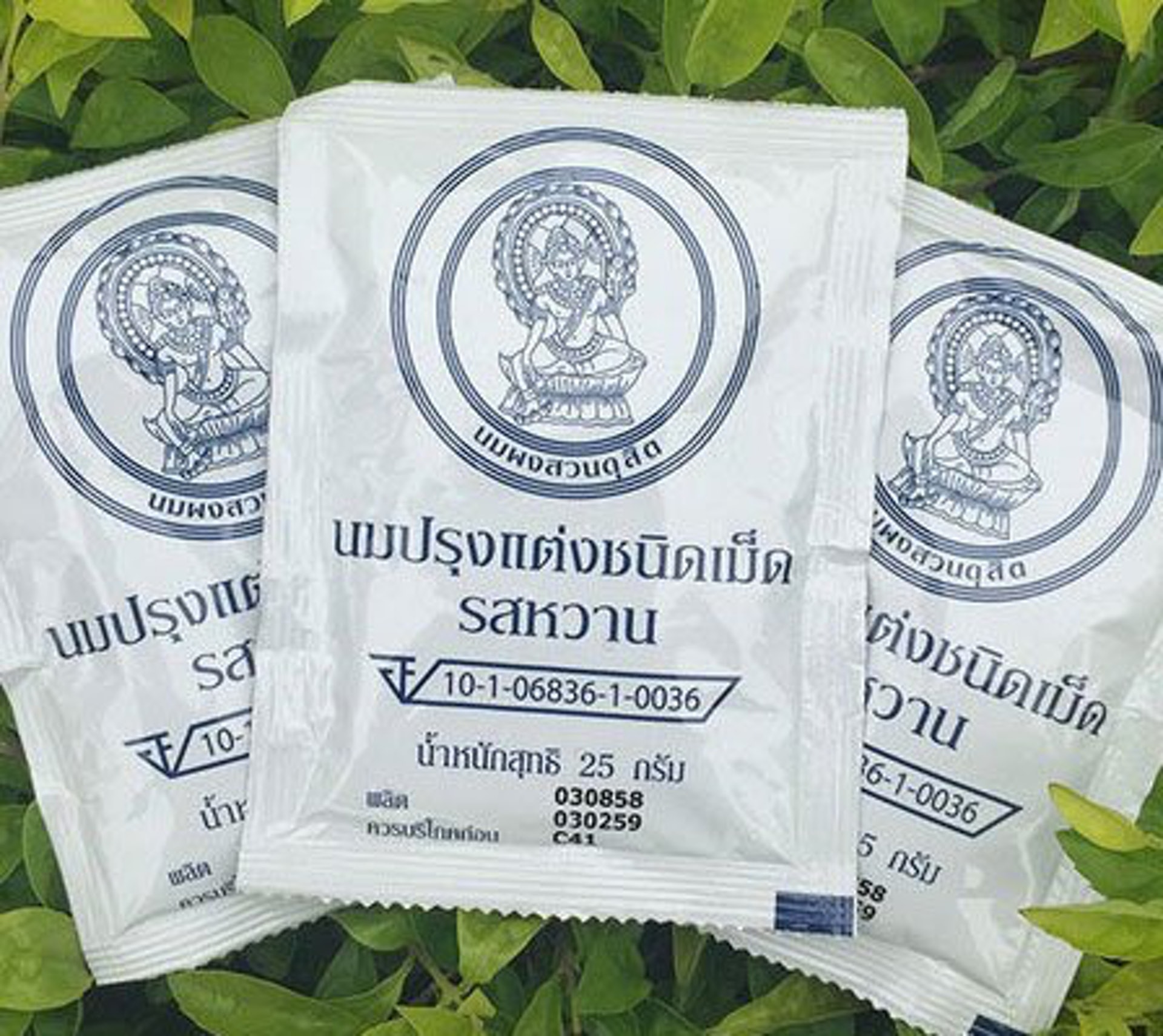 泰國皇家牛奶片,是前泰王普密蓬為了幫助兒童補充鈣質而推出的零食。(PokPunnaphat Twitter圖片) 泰國皇家牛奶片,是前泰王普密蓬為了幫助兒童補充鈣質而推出的零食。(PokPunnaphat Twitter圖片)