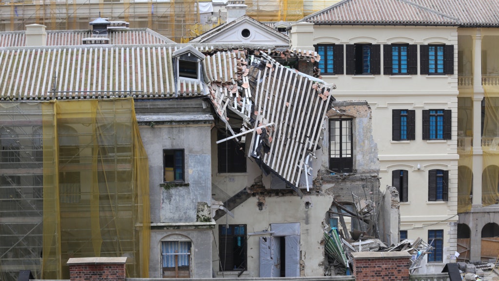 舊中區警署崩塌因磚柱損毀 屋宇署檢控金門建築 嚴迅奇公司甩身 舊中區警署崩塌因磚柱損毀 屋宇署檢控金門建築 嚴迅奇公司甩身