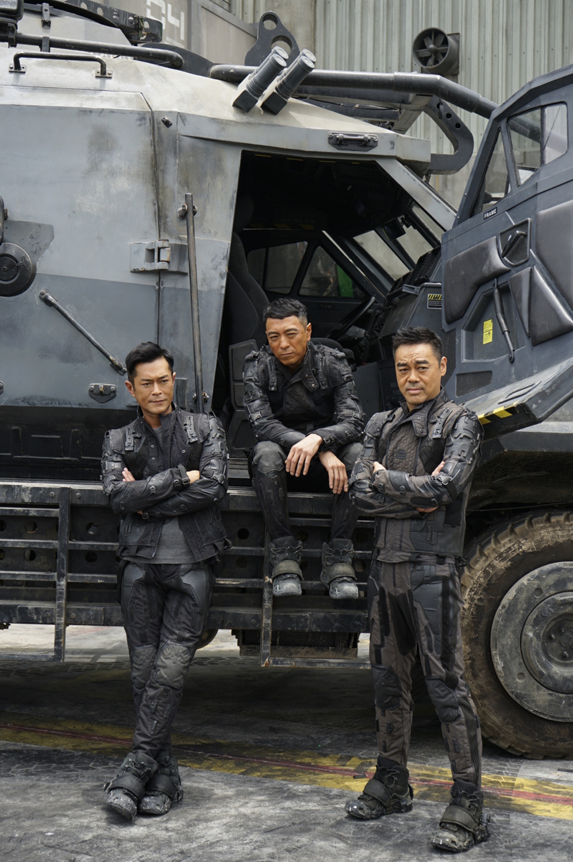 劇組對演員的服飾甚有要求,皮褸算是輕裝上陣。 劇組對演員的服飾甚有要求,皮褸算是輕裝上陣。