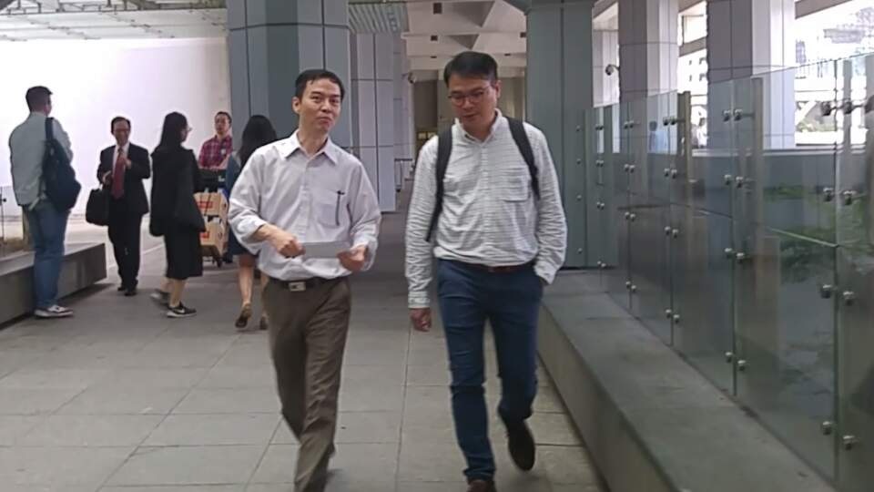 被告容定樑(右)否認誤殺男子張顯輝。(陳雯慧攝)