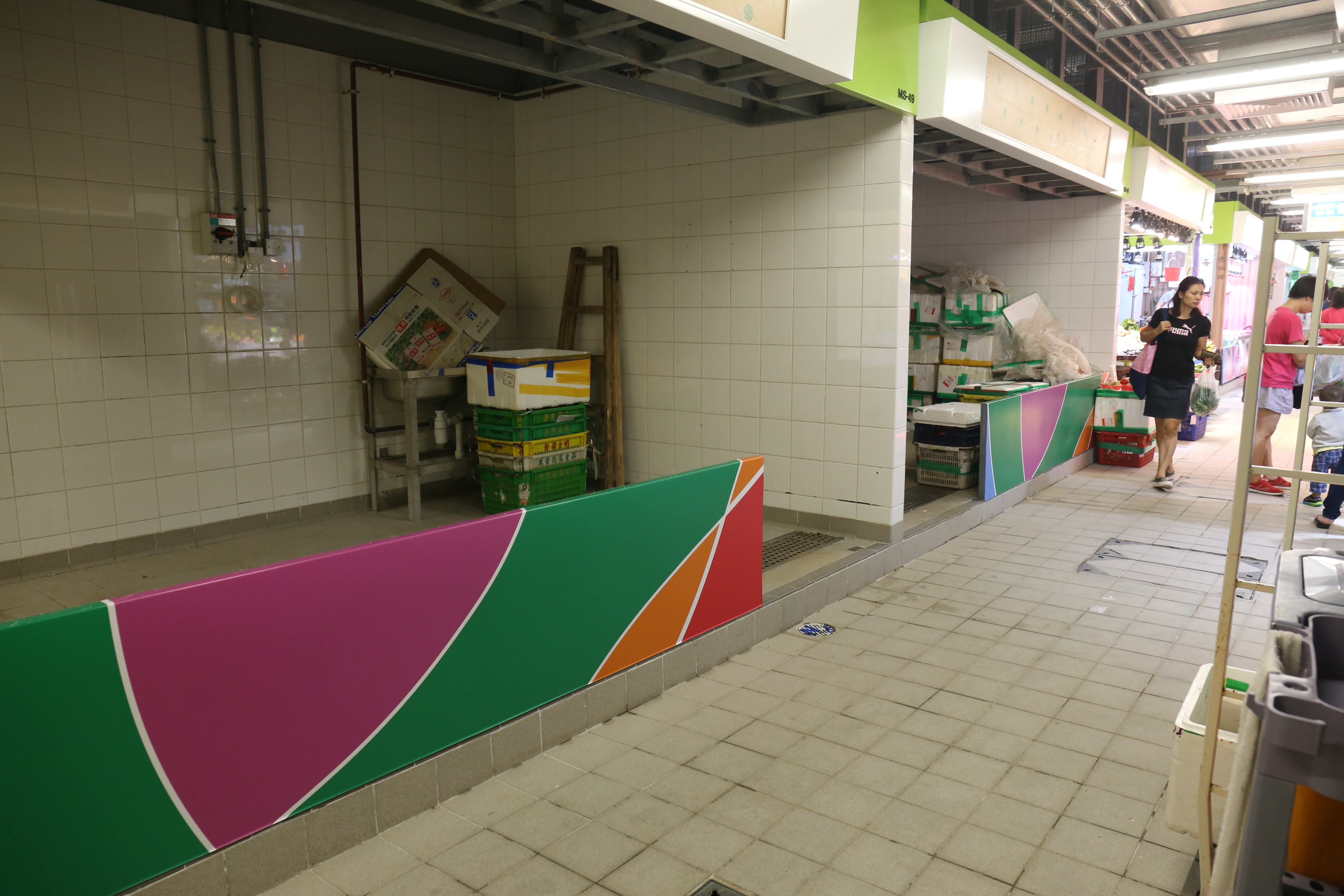 採用承包制的水泉澳街市人流低，有檔位空置。（資料圖片）