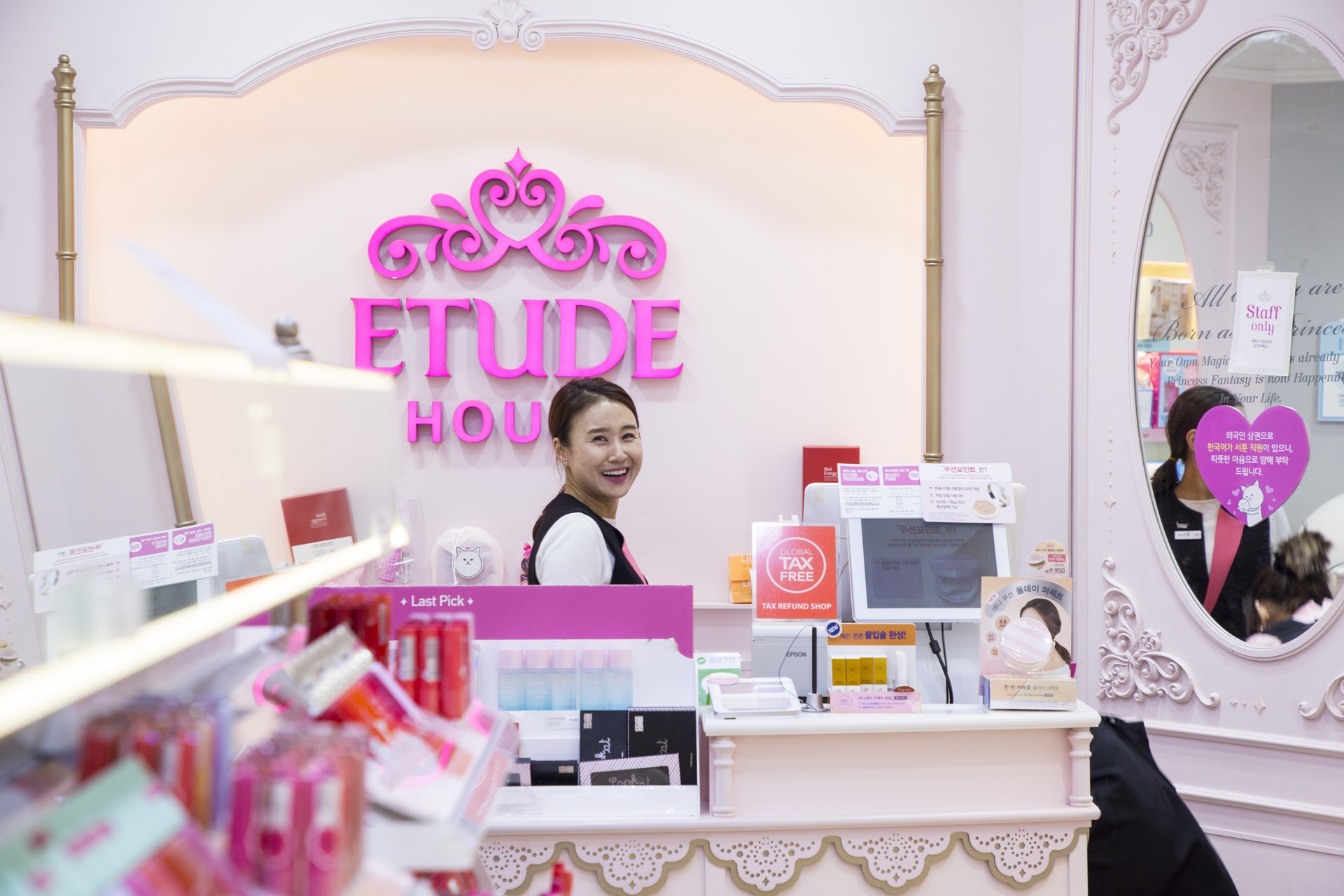 ETUDE HOUSE 「平價大包圍」策略,產品由洗頭水以至化妝、護膚品包羅萬有。(吳少峰攝) ETUDE HOUSE 「平價大包圍」策略,產品由洗頭水以至化妝、護膚品包羅萬有。(吳少峰攝)